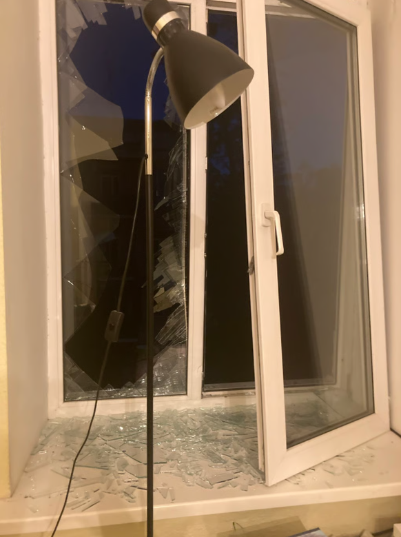 Inzwischen ist das vom Luftdruck zersprengte Fenster von einer Sperrholzplatte abgedeckt.
