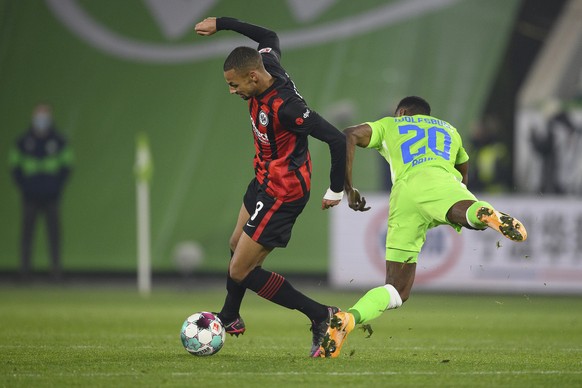 Frankfurt&#039;s Djibril Sow, left, and Wolfsburg&#039;s Ridle Baku in action during the Bundesliga soccer match between Wolfsburg and Eintracht Frankfurt at Volkswagen Arena in Wolfsburg, Germany, Fr ...