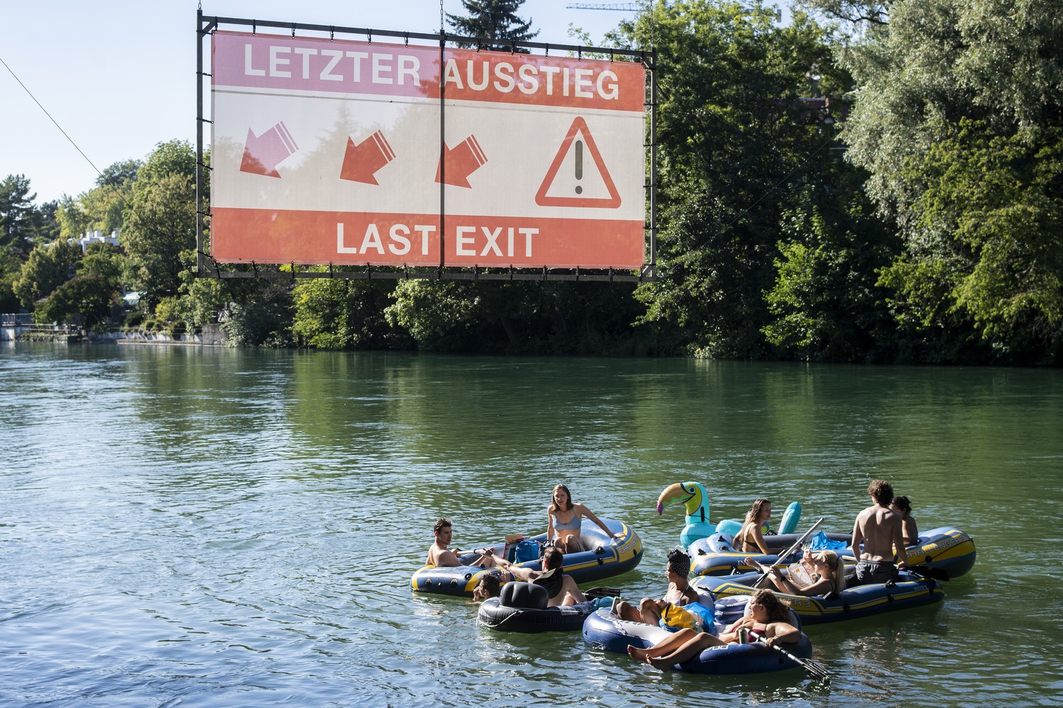 Menschen geniessen das Wetter auf ihren Gummibooten auf der Limmat in Richtung Hoengger Wehr, aufgenommen am Sonntag, 12. Juli 2020 in Zuerich. (KEYSTONE/Ennio Leanza)