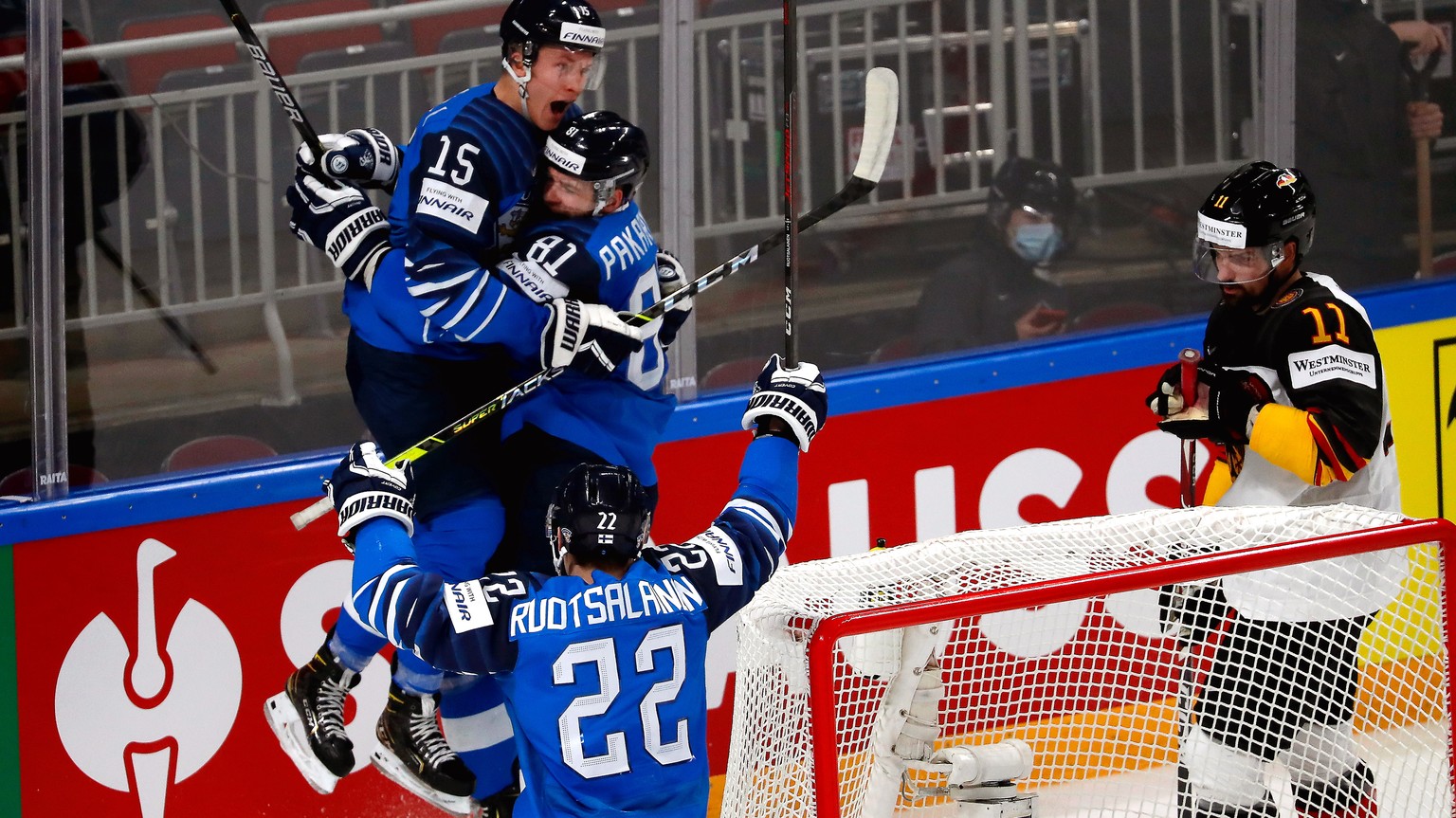 Finnen feiern Pakarinens Treffer zur 1:0-Führung.