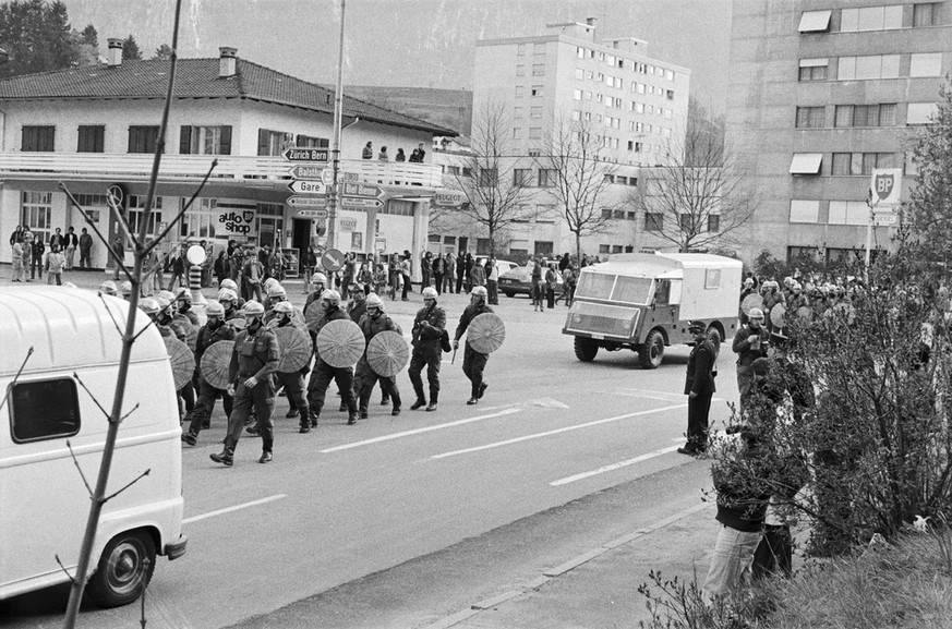 Polizeigrenadiere gehen am 7. Juni 1977 gegen jurassische Separatisten vor.&nbsp;