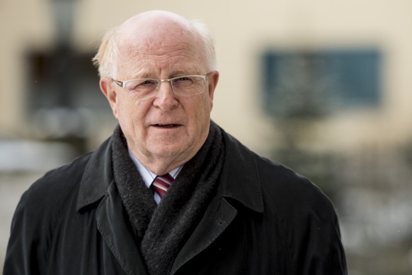Der angeklagte Ulrich Schlueer laeuft am Montag, 2. Februar 2015 ins Gericht in Andelfingen. Eine Privatperson hat den alt SVP-Nationalrat angezeigt, weil er Fluechtlinge auf seiner Website als &quot; ...