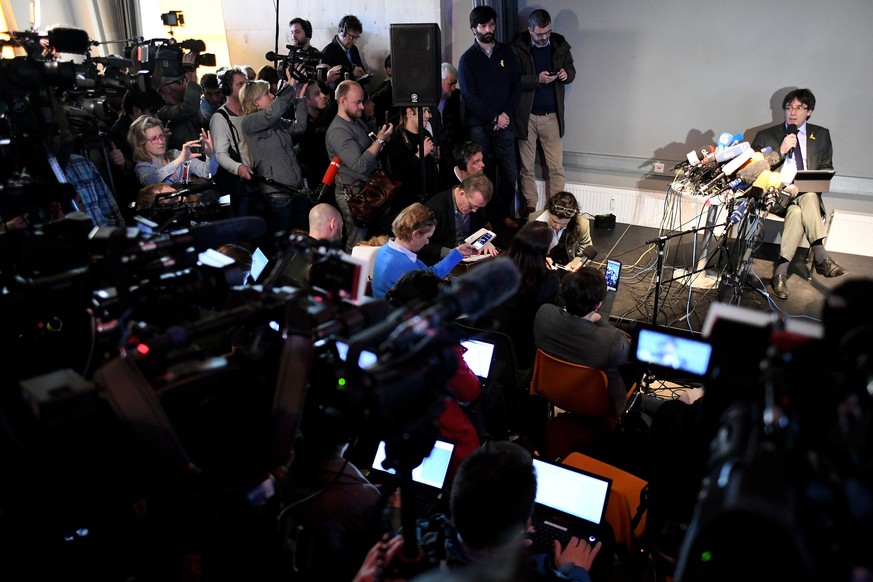 epa06651838 Former Catalan leader Carles Puigdemont (back -R) attends a press conference in Berlin, Germany, 07 April 2018. The Schleswig-Holstein state&#039;s General Prosecutor ordered the release o ...