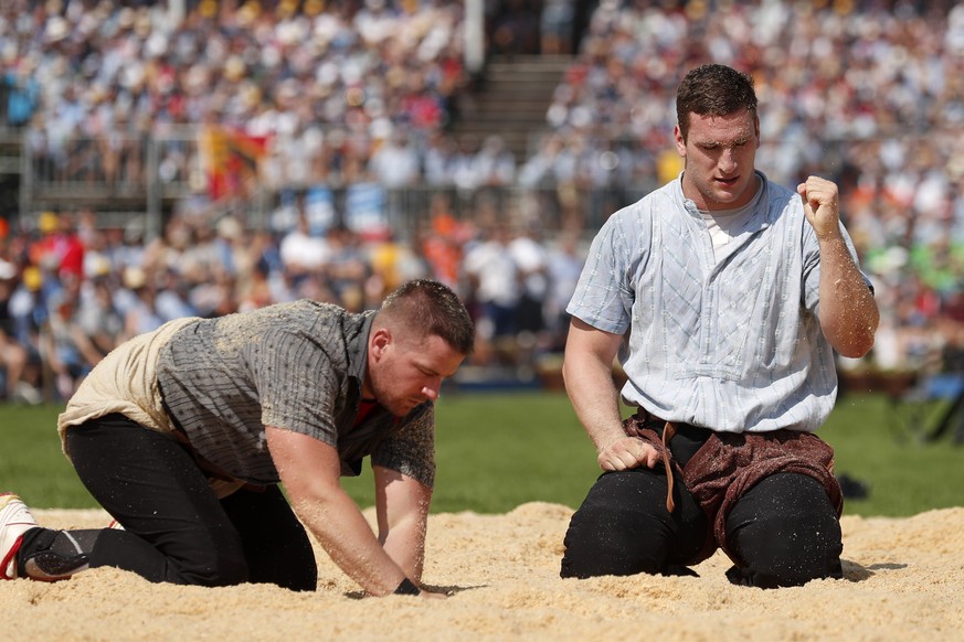 Armon Orlik, rechts, jubelt neben Stefan Arnold im 3. Gang am Eidgenoessischen Schwing- und Aelplerfest (ESAF) in Zug, am Samstag, 24. August 2019. (KEYSTONE/Alexandra Wey)