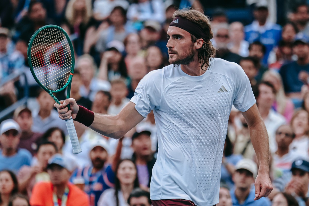 epa13208048 Stefanos Tsitsipas of Greece in action against Lloyd Harris of South Africa during the second round of the US Open Tennis Championships at the USTA Billie Jean King National Tennis Center  ...