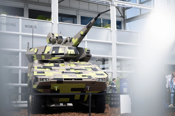 Holt Drohnen auf eine Distanz von 4 Kilometern vom Himmel: Der Skyranger der Firma Rheinmetall. (Bild: Ausstellung Juni 2024, Berlin).