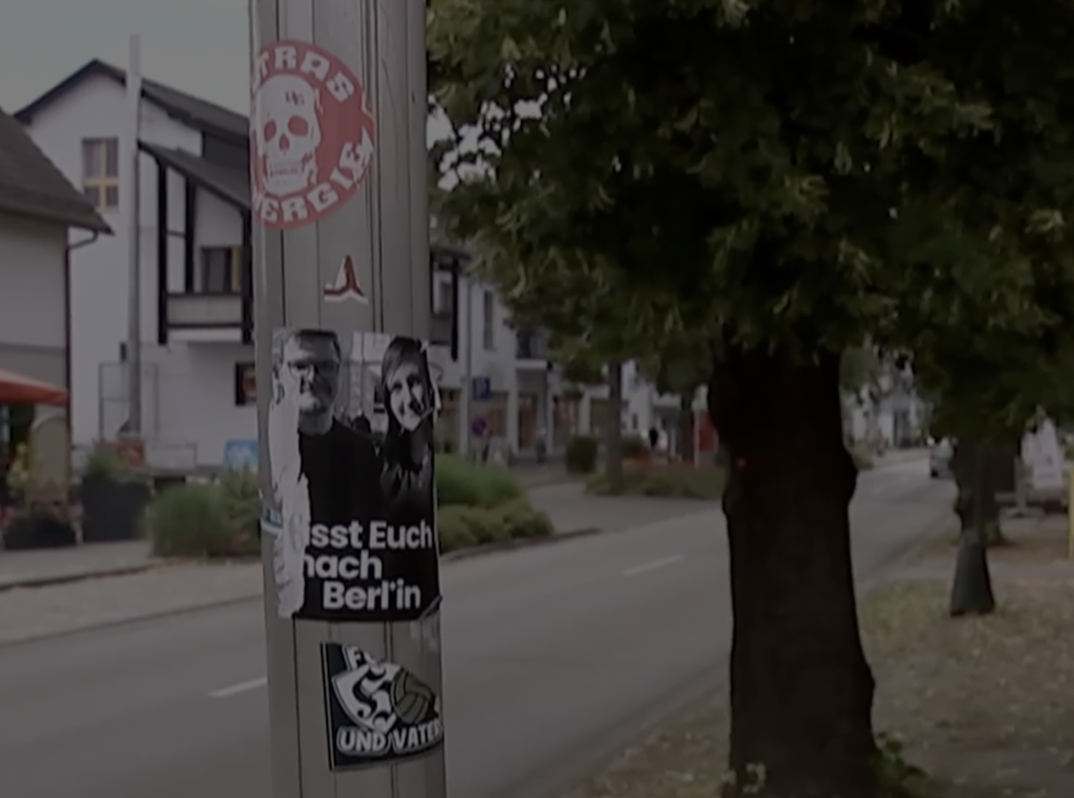 «Verpisst euch nach Berlin» – zwei Lehrpersonen werden zur Zielscheibe einer Hetzkampagne, als sie über rechtsradikale Vorfälle an einer Schule in Südbrandenburg berichten.