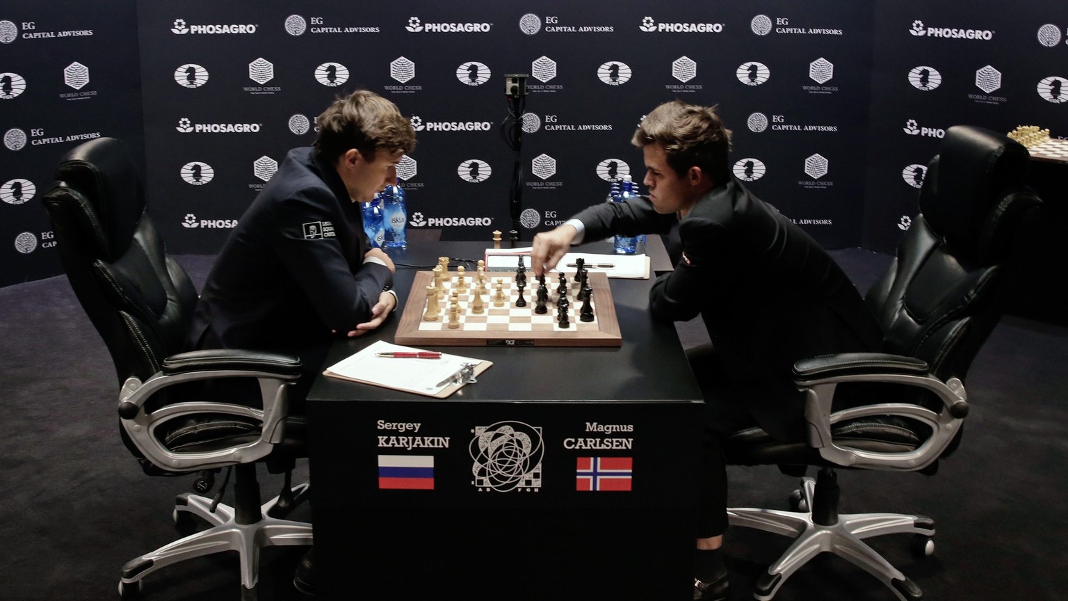 epa05629097 Sergey Karjakin, of Russia (L) plays against Magnus Carlsen of Norway, the reigning world chess champion, during round two of the World Chess Championship in New York, New York, USA, 12 No ...