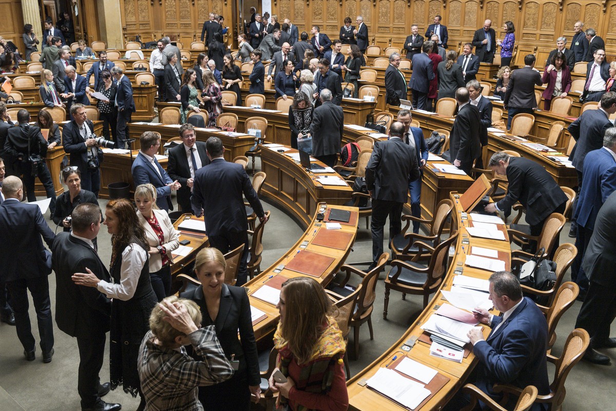 Die Parlamentsmitglieder suchen ihre Plaetze, kurz vor Beginn der Sitzung am ersten Tag der 51. Legislatur der Eidgenoessischen Raete, am Montag, 2. Dezember 2019 im Nationalrat in Bern. (KEYSTONE/Ale ...