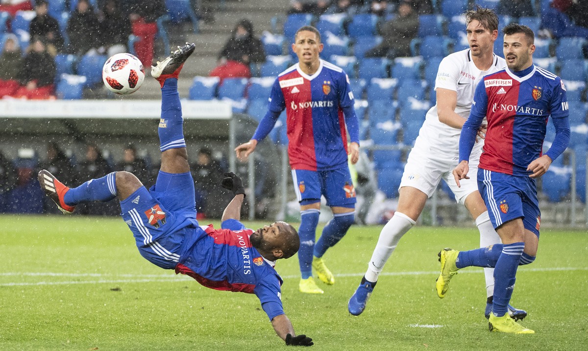 Basels Aldo Kalulu setzt zu einem Fallrueckzieher an im Fussball Meisterschaftsspiel der Super League zwischen dem FC Basel 1893 und dem FC Zuerich im Stadion St. Jakob-Park in Basel, am Sonntag, 9. D ...