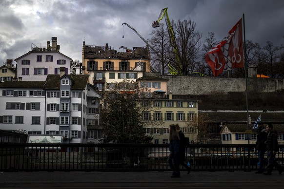 Einsatzkraefte von Schutz und Rettung Zuerich beim Abbruch des Dachstockes des historischen Gebaeudes des Freimaurerzentrums neben dem Lindenhof, am Montag, 26. Januar 2026 in Zuerich. Das in der Nach ...