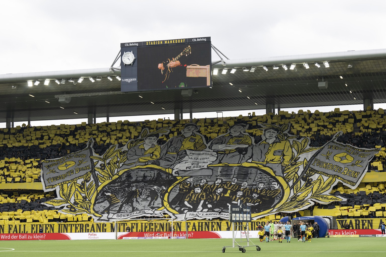 Eine Choreo zum 125 Jahr Jubilaeum der Young Boys im Fussball Meisterschaftsspiel der Super League zwischen den Berner Young Boys und dem FC Basel, am Sonntag, 19. Maerz 2023, im Wankdorf Stadion in B ...