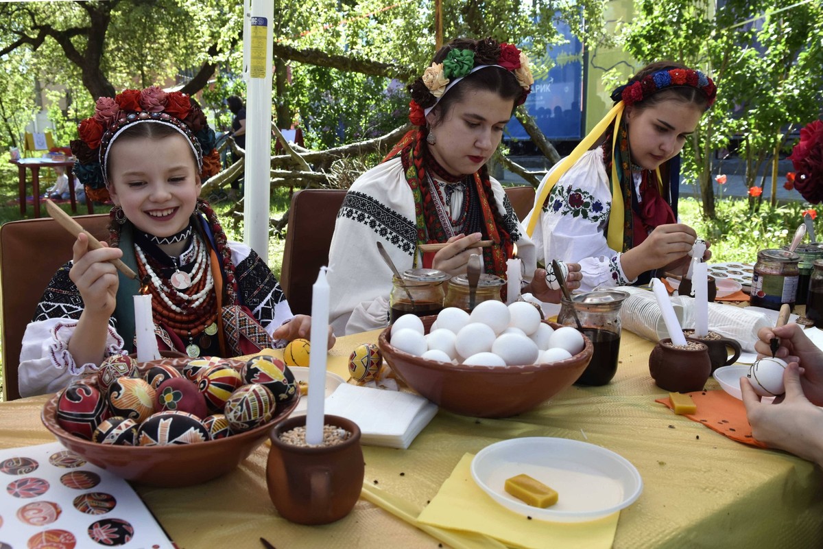 Pre-Easter event in Vinnytsia VINNYTSIA, UKRAINE - MAY 1, 2024 - Girls in Ukrainian national costumes make pysankas Ukrainian Easter eggs during the pre-Easter event Zapletemo Shuma at the Shchedryk c ...