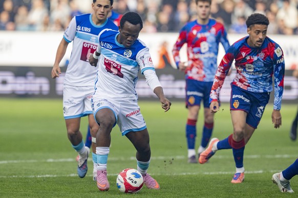 Oscar Kabwit, links, von Luzern im Spiel gegen Marvin Akahomen, rechts, von Basel beim Super League Meisterschaftsspiel zwischen dem FC Luzern und dem FC Basel vom Sonntag, 22. Februar 2026 in Luzern. ...