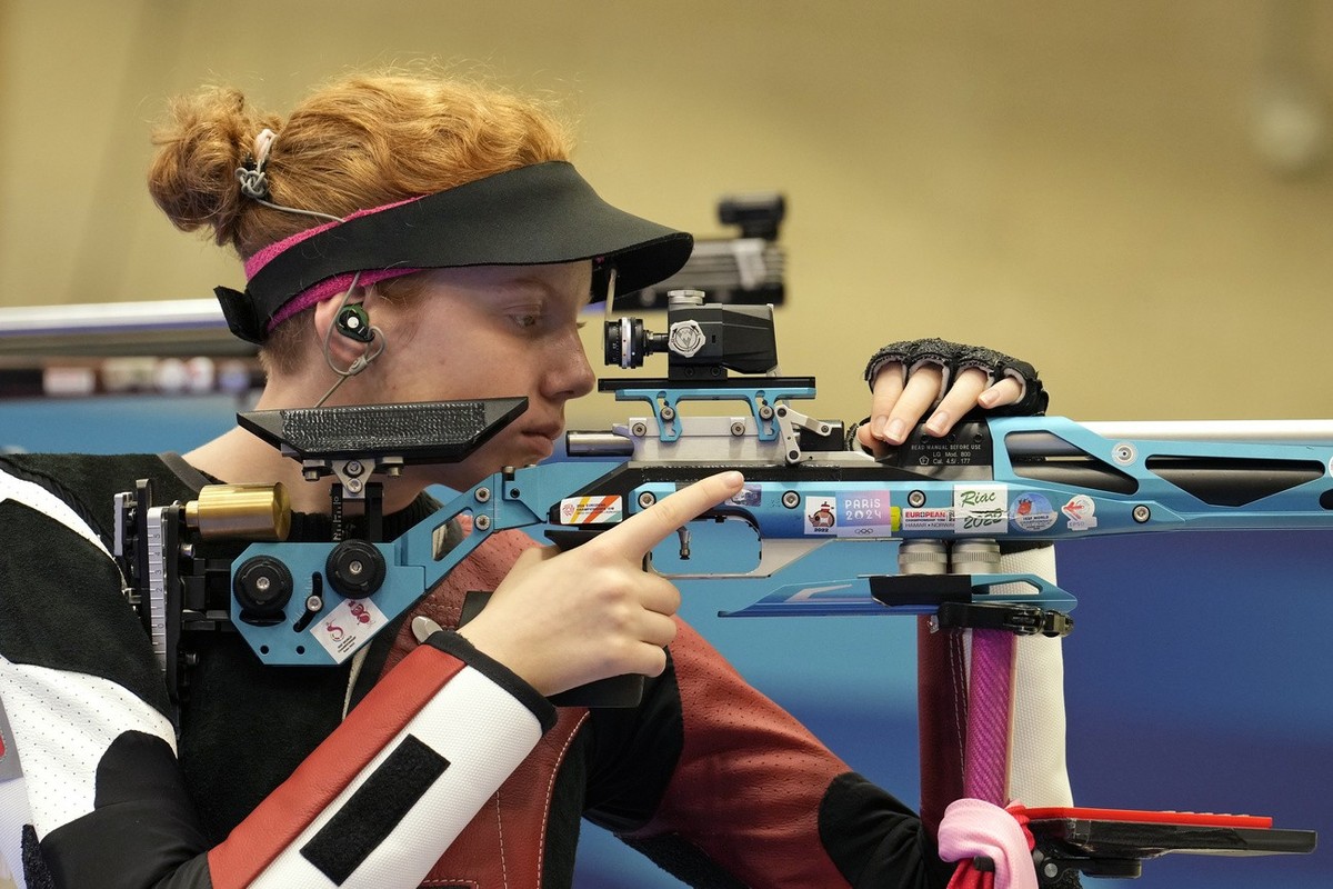 Switzerland's Audrey Gogniat loads her rifle as she competes in the 10m air rifle women's final at the 2024 Summer Olympics, Monday, July 29, 2024, in Chateauroux, France. (AP Photo/Manish S ...