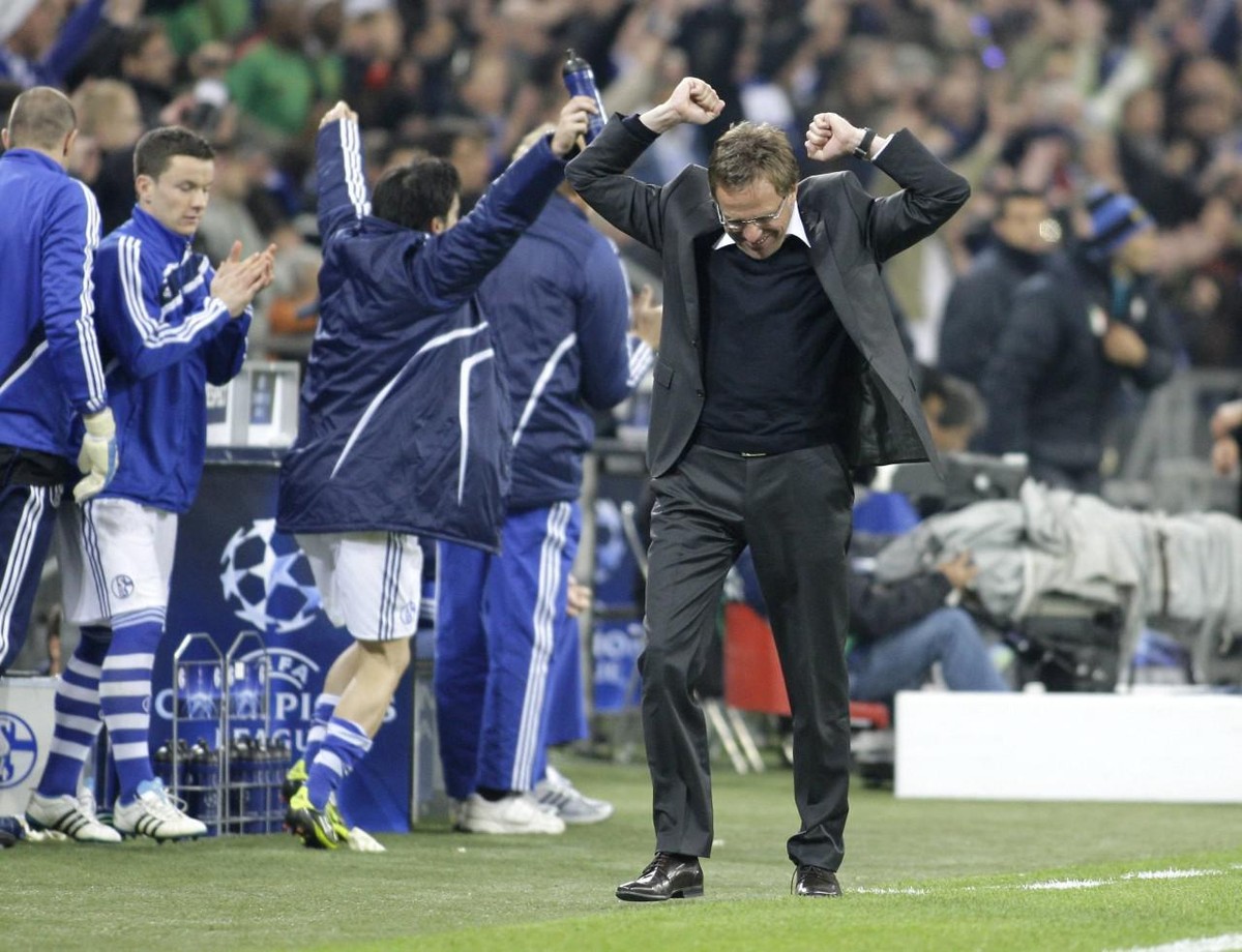 Rangnick jubelt – sein Schalke hat soeben Inter Mailand geschlagen.