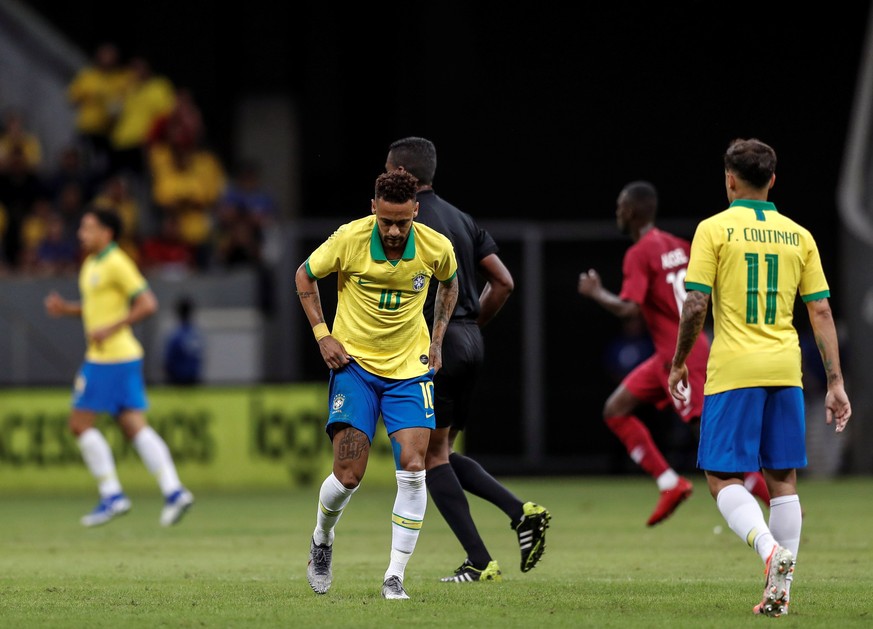 epa07628986 Brazil's Neymar (C) reacts during a friendly soccer match between Brazil and Qatar at Mane Garrincha stadium in Brasilia, Brazil, 05 June 2019. EPA/ANTONIO LACERDA