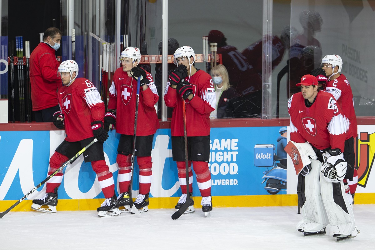 Switzerland's players, from left to right, defender Ramon Untersander, forward Dario Simion, defender Jonas Siegenthaler, goaltender Reto Berra and defender Santeri Alatalo, look disappointed aft ...