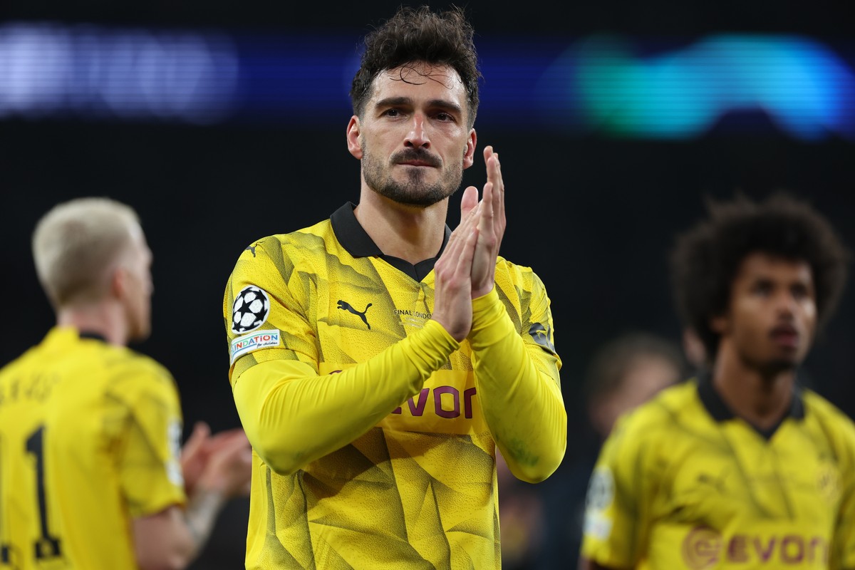 epa11384734 Mats Hummels of Dortmund applauds to supporters after losing the UEFA Champions League final match of Borussia Dortmund against Real Madrid, in London, Britain, 01 June 2024. EPA/ISABEL IN ...