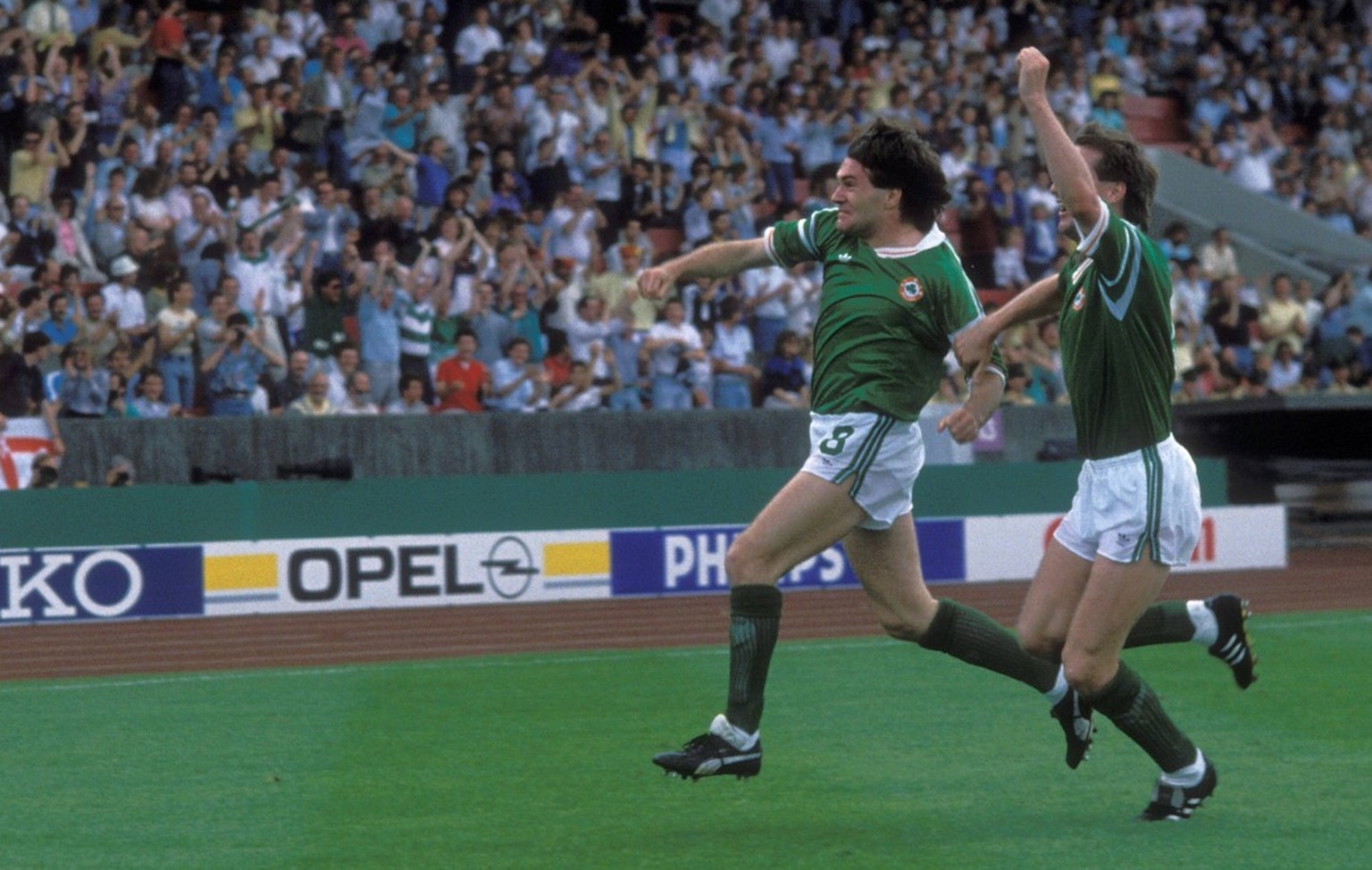 Bildnummer: 02964075 Datum: 12.06.1988 Copyright: imago/Sven Simon
Torjubel Irland - Ray Houghton (li.) und Ronnie Whelan; Vdia, quer, Jubel, Tor, Treffer EM 1988, Nationalmannschaft, Nationaltrikot, ...