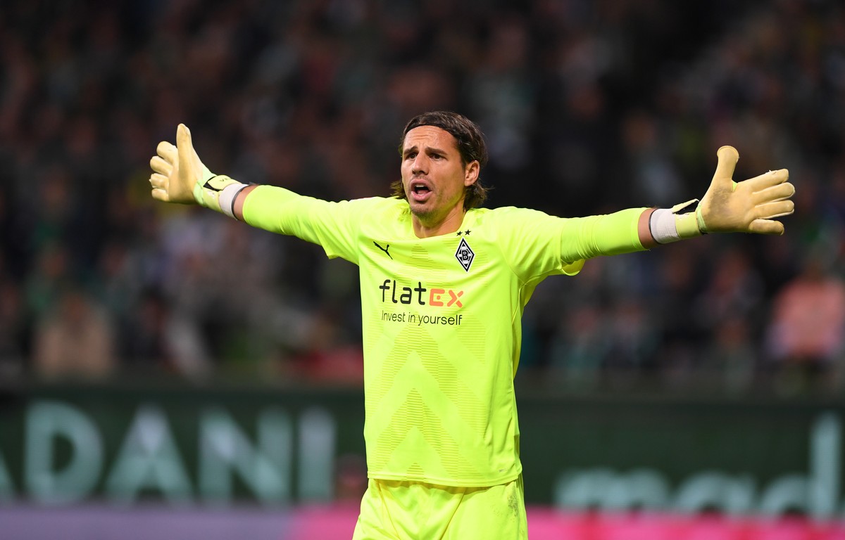 ARCHIV - 01.10.2022, Bremen: Fu�ball: Bundesliga, Werder Bremen - Borussia M�nchengladbach, 8. Spieltag, wohninvest Weserstadion. Gladbachs damaliger Torwart Yann Sommer bei einer Ecke. Inzwischen spi ...