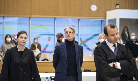 epa08932441 Former CEO of German carmaker Audi AG Rupert Stadler (C) prior the continuation of the criminal trial of the Volkswagen diesel scandal in the courtroom at the Stadelheim prison in Munich,  ...