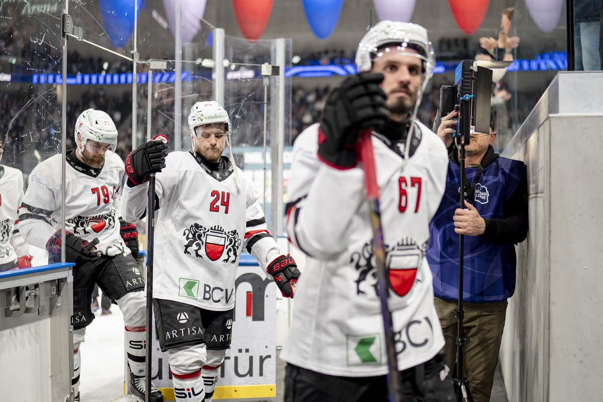 Joel Genazzi (LHC), Dominik Kahun (LHC) und Nathan Vouardoux (LHC), von links, nach dem vierten Playoff Finalspiel der Eishockey National League zwischen den ZSC Lions, ZSC, und dem Lausanne HC, LHC,  ...