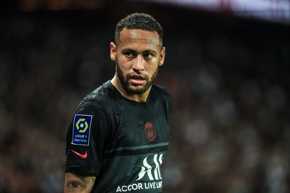 epa09488618 Paris Saint Germain&#039;s Neymar Jr reacts during the French Ligue 1 soccer match between PSG and Montpellier at the Parc des Princes stadium in Paris, France, 25 September 2021. EPA/CHRI ...