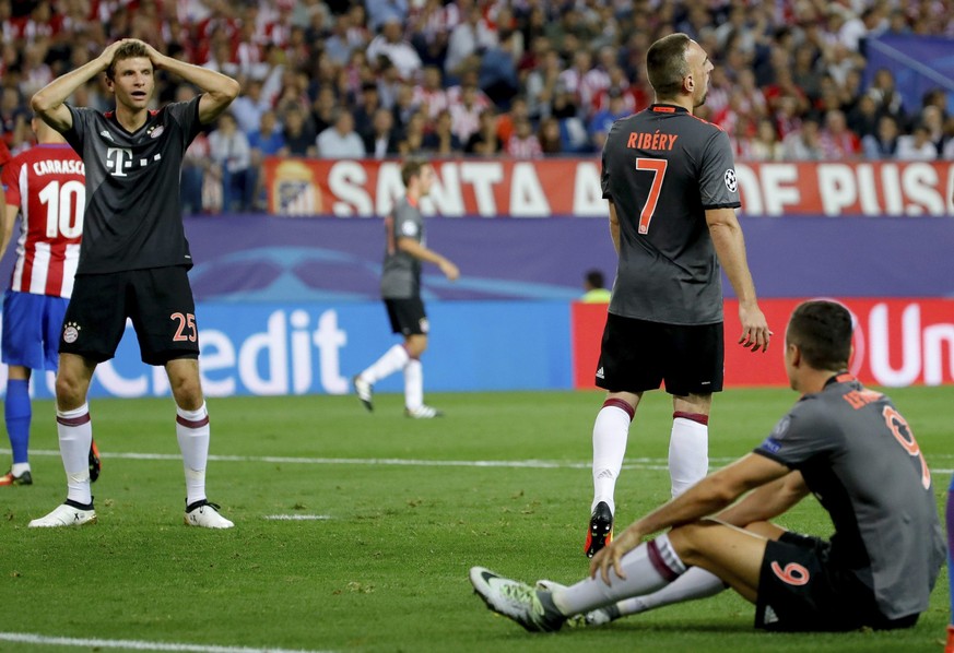 epa05560941 Bayern players Robert Lewandowski (R), Franck Ribery (C), and Thomas Mueller (L) react during the UEFA Champions League Group D match between Atletico Madrid and Bayern Munich at the Vicen ...