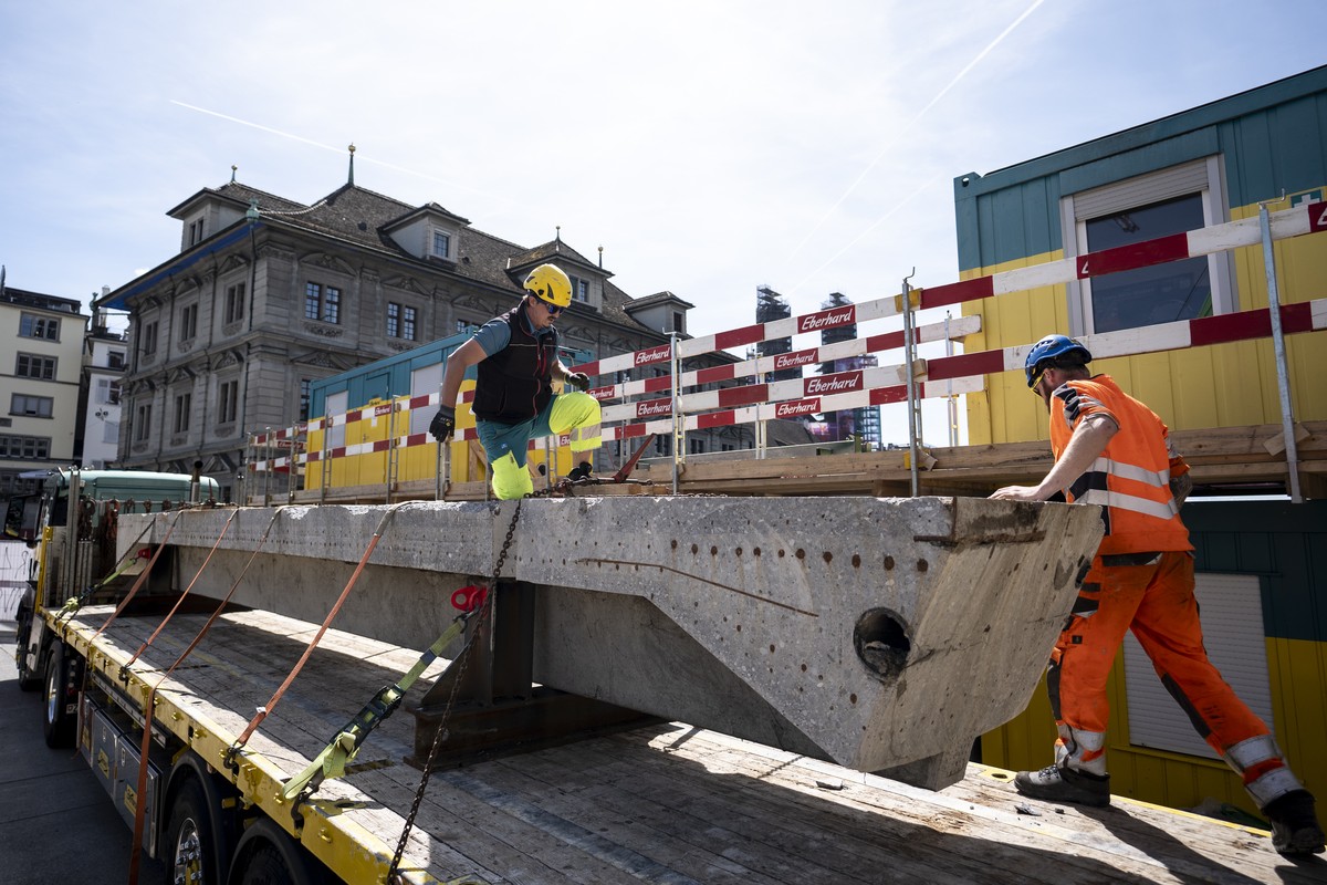 KEYPIX - Ein Bauarbeiter befestigt ein altes Element der Bruecke zum Abtransport auf einen LKW. An einer Medienfuehrung der Baustelle der Stadt Zuerich zur Sarnierung der Rathausbruecke am Donnerstag, ...