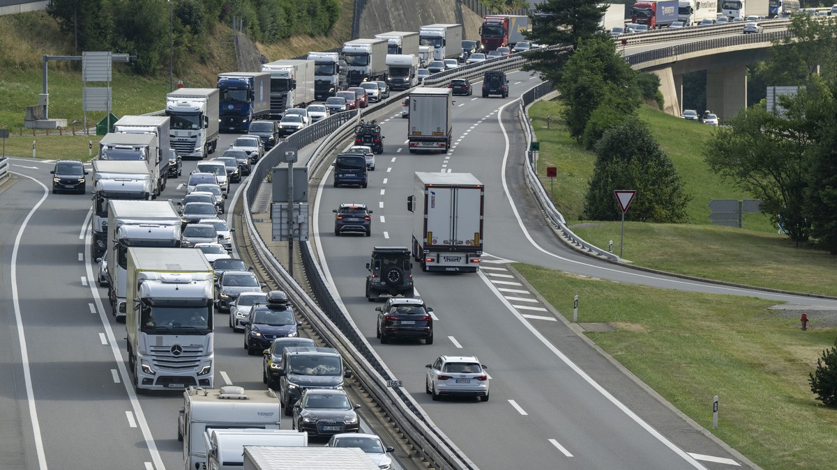 Elf-Kilometer-Stau-am-Gotthard-Nordportal