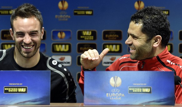 Scott Sutter und Uli Forte gehen es bei der Pressekonferenz locker an.