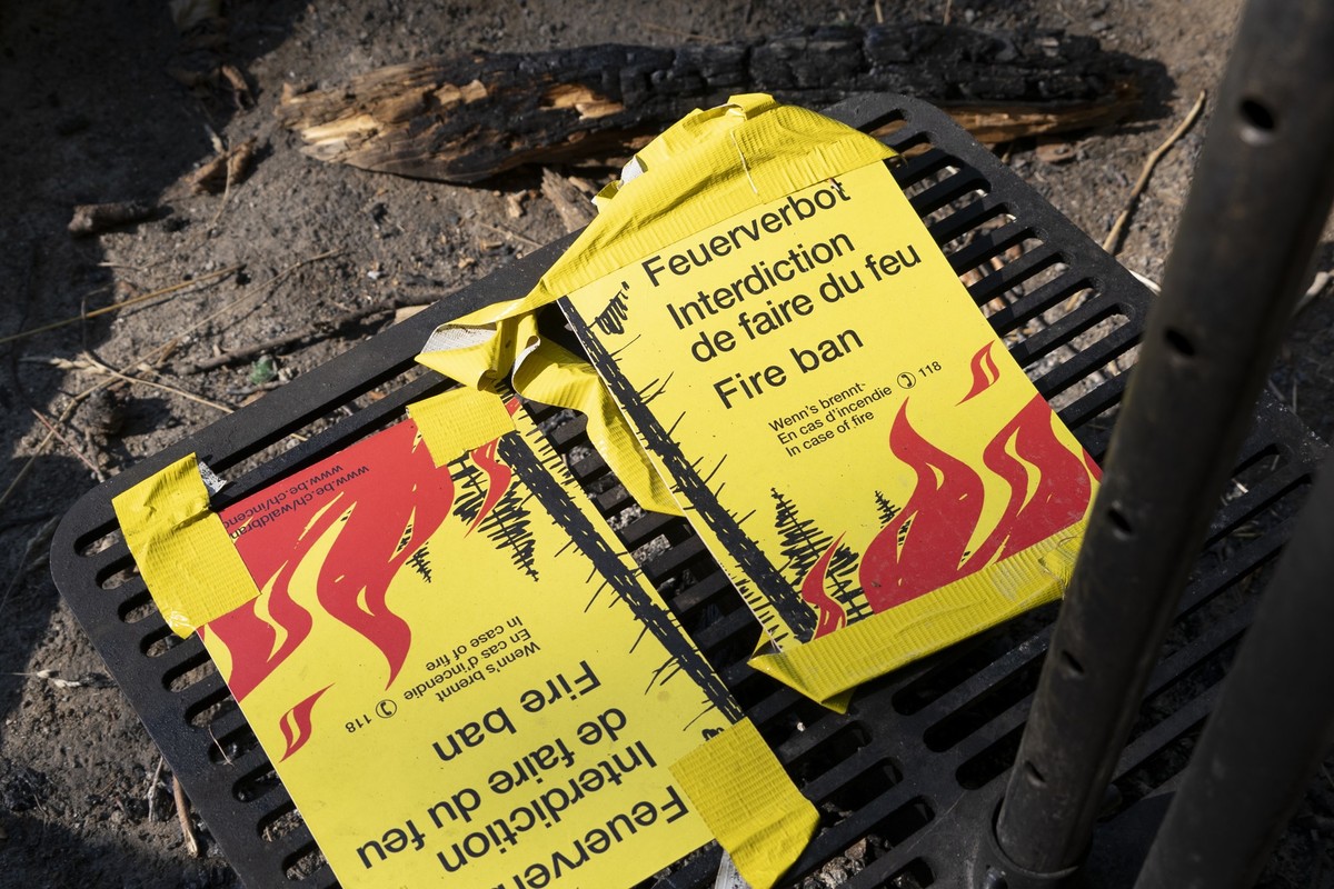 Zwei Schilder auf einem Grillplatz weisen darauf hin, dass wegen Waldbrandgefahr kein Feuer entfacht werden darf, in Biel, am Donnerstag, 4. August 2022. (KEYSTONE/Adrian Reusser)