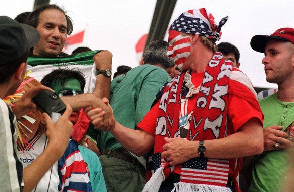 LY05- 21JUNE98- LYON,FRANCE - 16e FIFA World Cup WM Weltmeisterschaft Fussball - FRANCE 98 - OPS: IRANIANS SUPPORTERS AND USA SUPPORTER SHAKESHANDS PRIOR THE WORLD SOCCER MATCH USA vs IRAN TONIGHT IN  ...