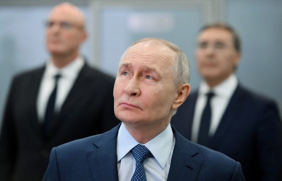 epa12675325 Russian President Vladimir Putin (C) visits the Moscow Institute of Physics and Technology (MIPT) in Dolgoprudny, Moscow Region, Russia 23 January 2026. EPA/ALEXANDER KAZAKOV / SPUTNIK / K ...