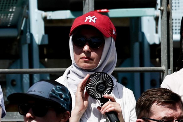 epa13048921 A spectator uses a hand cooler fan during a hot day at the WTA 500 Berlin Open tennis tournament at Steffi Graf Stadium in Berlin, Germany, 19 June 2026. EPA/FILIP SINGER