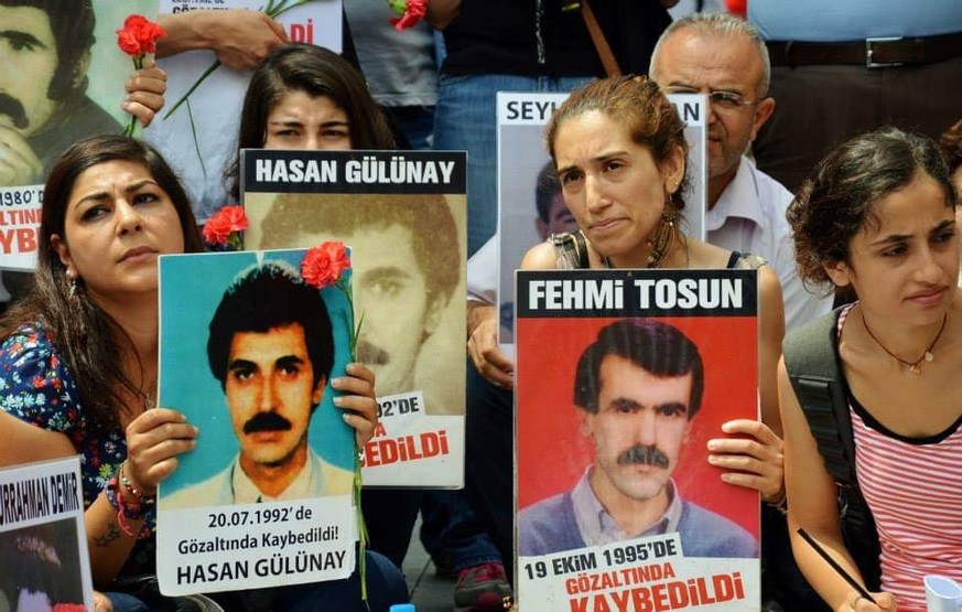 Deniz Gülünay, eine aus der Türkei geflüchtete Kurdin, die nach wie vor nach ihrem Vater, Hasan Gülünay, sucht, der 1992 in Polizeigewahrsam verschwand. Ihre Mutter schloss sich als eine der Ersten be ...