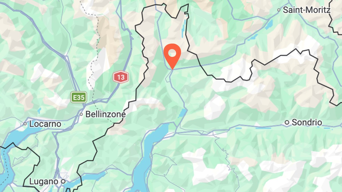 La ville de Chiavenna (point orange) est située au nord du lac de Côme, entre le Tessin et les Grisons.