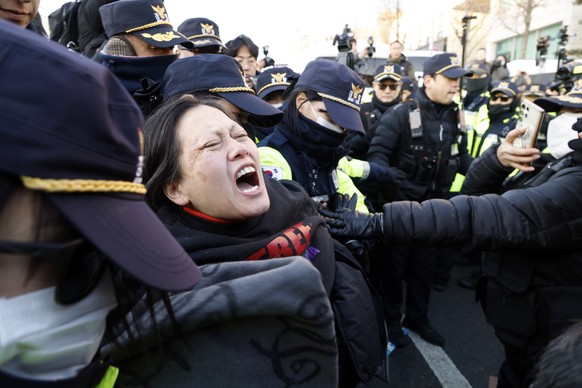 epa11802006 Police forces evacuate people supporting impeached South Korean President Yoon Suk Yeol from outside his official residence in Seoul, South Korea, 02 January 2025. The state anti-corruptio ...