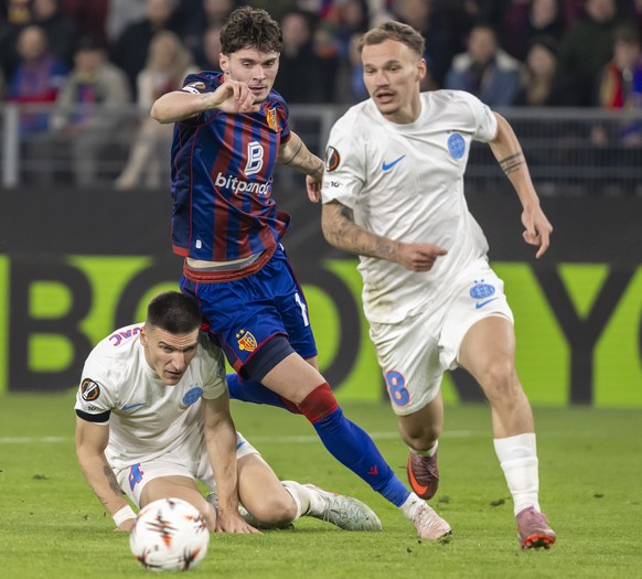 Moritz Broschinski (FCB), center, against Danijel Graovac (FCSB), left, and Adrian Sut (FCSB), right, during the UEFA Europa League league phase round 4 match between Switzerland&#039;s FC Basel 1893  ...