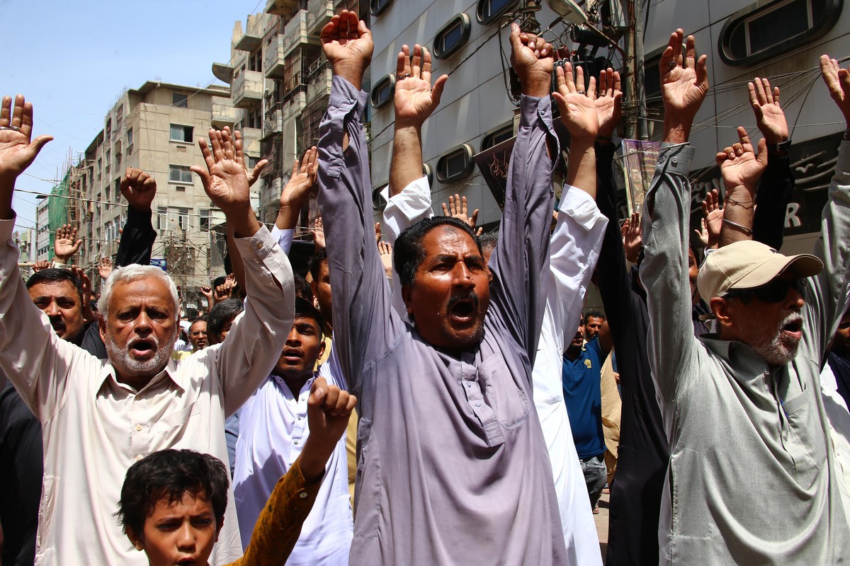 epaselect epa12173055 Pakistani Shiite Muslims take part in a protest against Israeli airstrikes against Iran, in Karachi, Pakistan, 13 June 2025. Israel launched strikes on Iran early 13 June, killin ...