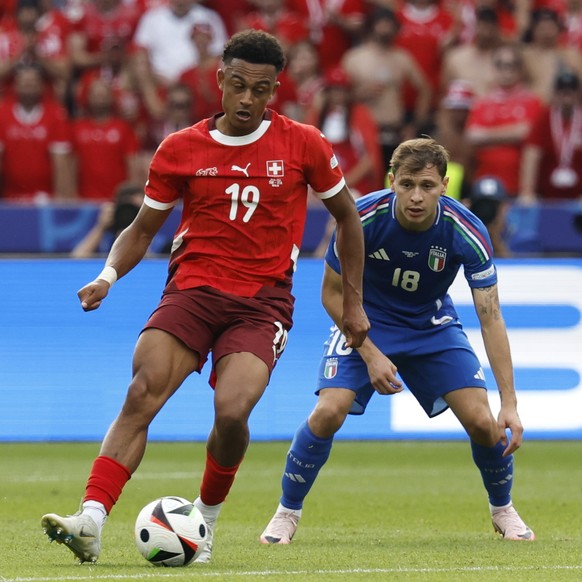 epa11445369 Dan Ndoye (L) of Switzerland and Nicolo Barella of Italy in action during the UEFA EURO 2024 Round of 16 soccer match between Switzerland and Italy, in Berlin, Germany, 29 June 2024. EPA/R ...