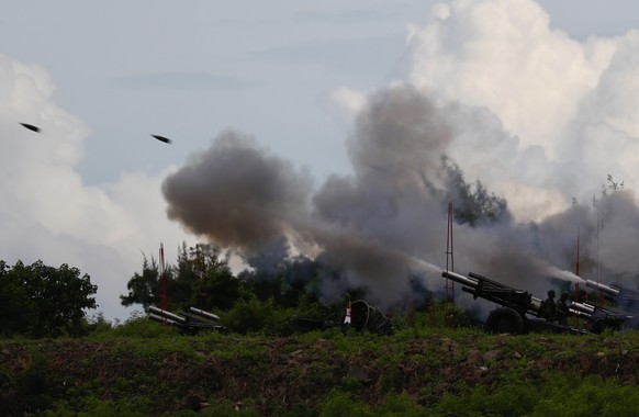 epaselect epa10112041 Taiwanese soldiers fire artillery during a live-fire drill in Pingtung, Taiwan, 09 August 2022. Taiwan&#039;s military held a live fire drill to simulate defense of the country a ...