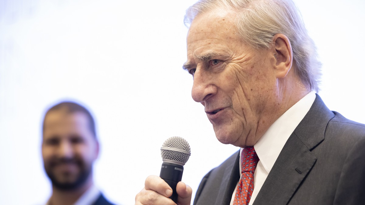 ARCHIVBILD ZUM RUECKTRITT VON WALTER FREY --- Walter Frey spricht an einem Medienanlass in der Swiss Life Arena am Sonntag, 2. Oktober 2022 in Zuerich. (KEYSTONE/Michael Buholzer)