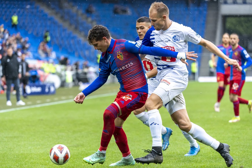 Basels Sebastiano Esposito, links, im Kampf um den Ball gegen Luzerns Holger Badstuber, rechts, im Fussball Meisterschaftsspiel der Super League zwischen dem FC Basel 1893 und dem FC Luzern im Stadion ...