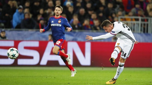 epa06274341 Taulant Xhaka (R) of Basel scores the 1-0 lead during the UEFA Champions League group A soccer match between CSKA Moscow and FC Basel in Moscow, Russia, 18 October 2017. EPA/YURI KOCHETKOV