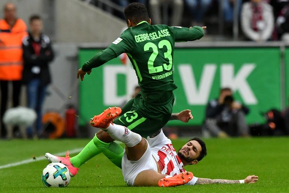 epa06281992 Cologne&#039;s Leonardo Bittencourt (R) in action against Bremen&#039;s Theodor Gebre Selassie (L) during the German Bundesliga soccer match between FC Cologne a Werder Bremen at Rheinener ...