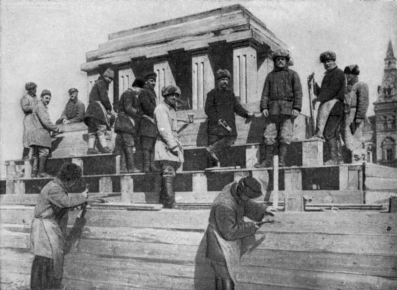 Das erste Lenin-Mausoleum bestand aus Eichenholz und wurde innerhalb von drei Tagen errichtet. 1930 beschloss man wegen der wiederkehrenden Schäden, Lenins letzte Ruhestätte aus Stein zu schaffen.