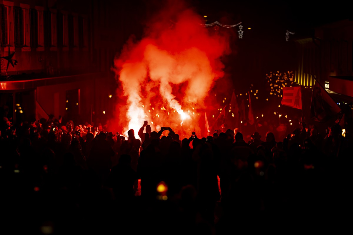 Des personnes defilent pendant le cortege aux flambeaux lors des festivites marquant le changement de canton de la ville de Moutier le mercredi 31 decembre 2025 a Moutier. La Ville de Moutier devient  ...