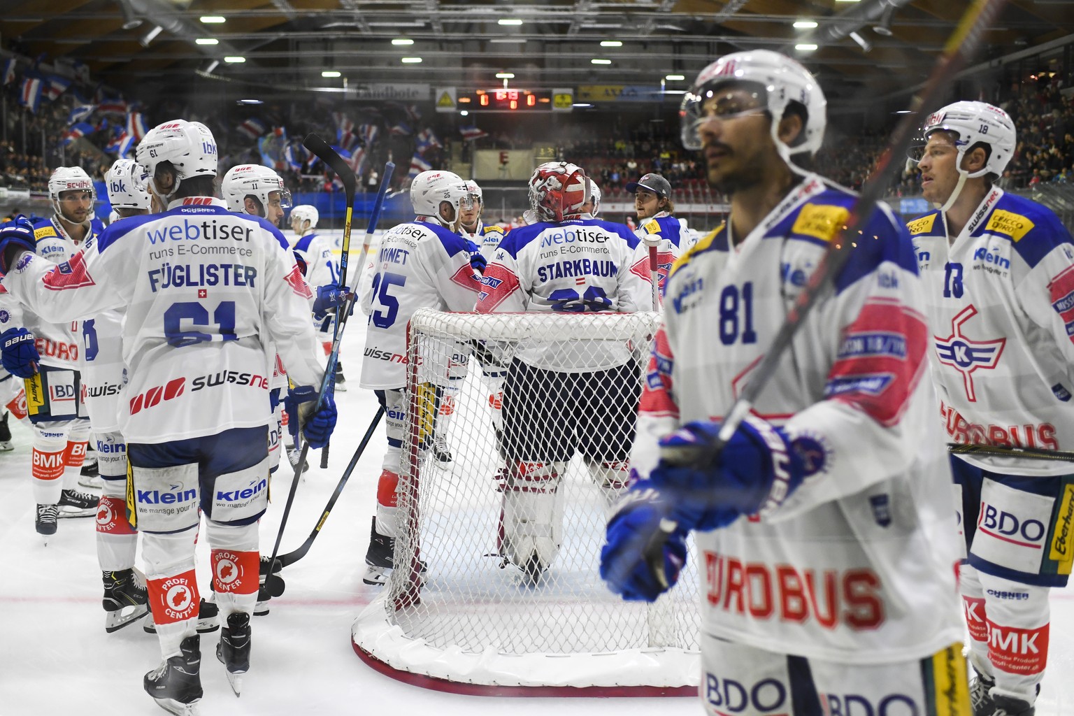 Die Klotener schwoeren sich ein, im Spiel der Eishockey Swiss League zwischen dem EHC Winterthur und dem EHC Kloten, am Freitag, 21. September 2018, in der Zielbau Arena in Winterthur. (KEYSTONE/Gian  ...